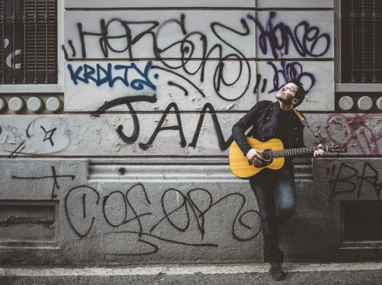 Matteo Terzi, l’artista di strada che canta l’Europa con la sua chitarra