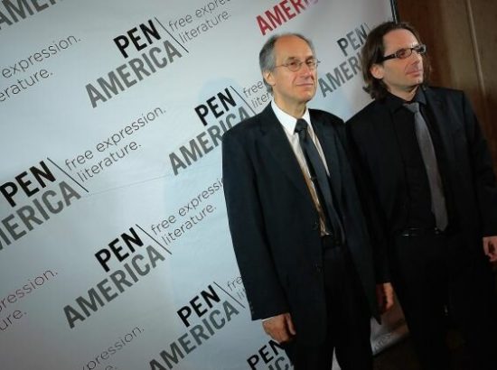 Charlie Hebdo riceve il PEN Award, Biard: “dobbiamo scrivere e disegnare”