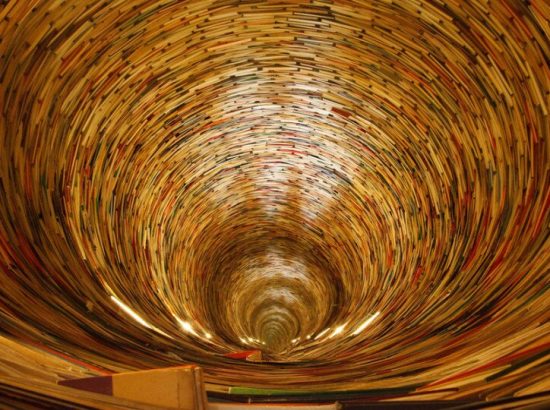 Cosa ci dicono i titoli dei libri più venduti sullo stato della cultura in Italia