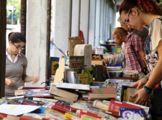 Rimettere in testa alla gente l’oggetto-libro per tornare a leggere. L’esempio di “Libri sotto i portici” a Castel Goffredo